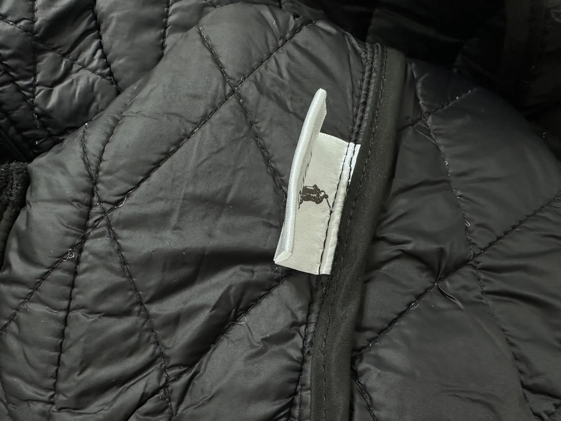 P370 【Rah Lauren】Rah Lauren’s classic old-money style workwear rhombus retro jacket, super heavy-duty, lots of details, imported machine-pressed grid technology, three-dimensional tailoring buttons, custom-made metal snaps with clear logo, which adds a lot of points to the whole. The lines are very smooth, delicate and have a sense of design. Fabrics that prevent cotton from running out are used to lock in warmth at all times and double the soft touch. The whole piece is made of rhombus quilting technology and is exquisite. Its three-dimensional structure is fashionable and has a high rate of turning heads when it comes to the street. What makes people shine is that it is the same for men and women. Size: S-XL